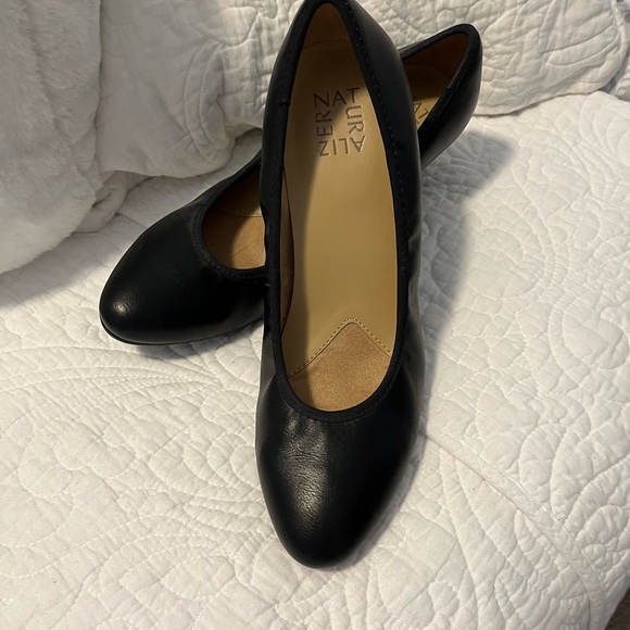 Naturalizer Black 2 1/2 inch heels Minimalist Design EUC - Picture 2 of 6